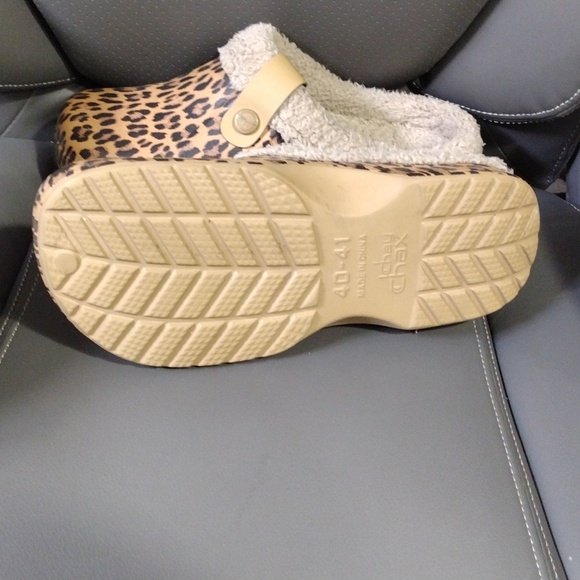 Crock's - Picture 2 of 3